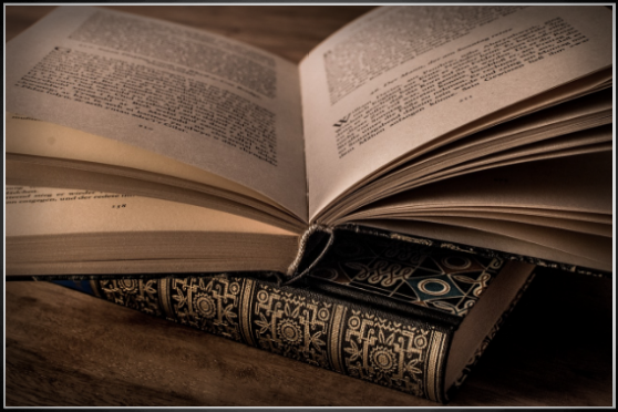 Bild von einem aufgeschlagenen Buch